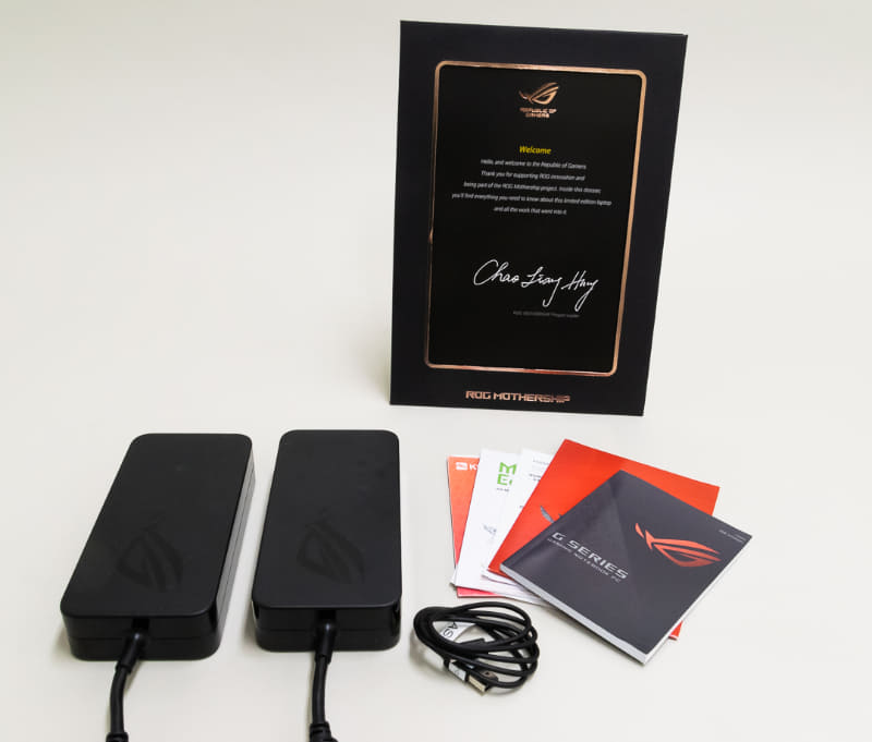 同梱物(の一部)。280W出力のACアダプタ2基のほか、ROG MothershipのプロジェクトリーダーChao-liang Hung氏のサイン入りの盾も入っている。実機にはこのほかUSB Type-C to USB 2.0アダプタも同梱される