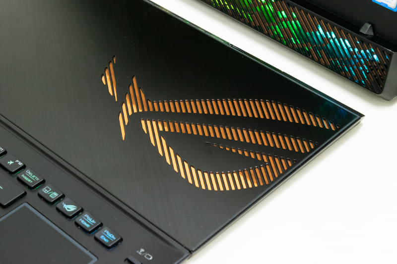 キーボードドック自体にもROGのシンボルを配置。印刷ではなく金属板の重ね合わせで見せるという手の込んだ見せ方だ