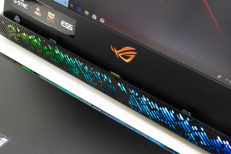 キーボードドックを本体と合体させた場合は、本体下部にあるピンを経由して接続される。RGB LEDで光っている部分には1Wのスピーカーが組み込まれており、全部で4基搭載されている