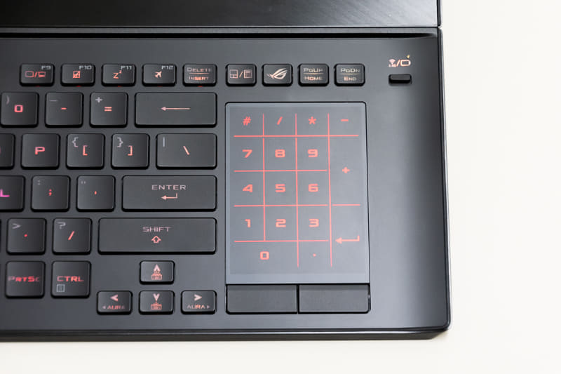 タッチパッド上部にある電卓のキーを押すことで、タッチパッドはテンキーとして動作するようになる。隣のROGキーは後述する「ARMORY CRATE」を起動するホットキーだ