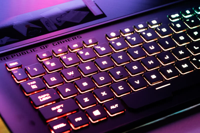 もちろんキーボードのバックライトは鮮やかに点灯する。キーごとに発光色を変更できるバックライトではないのがちょっと残念