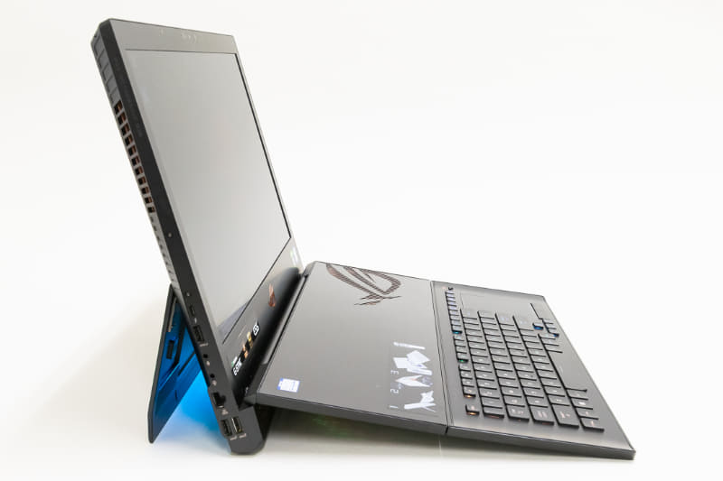 インターフェイス類は本体の下側に集中配置されている。左側面には2.5Gbpsの有線LANやThunderbolt 3ポート、オーディオ入出力端子を配置