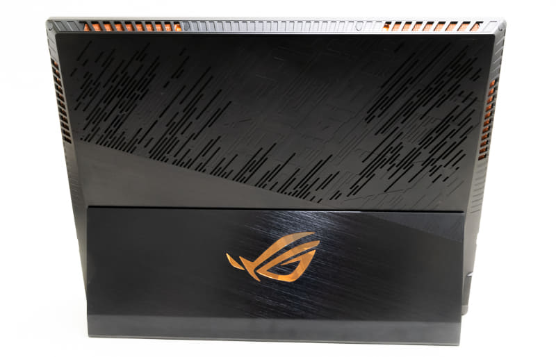 背面はキックスタンドのみを配置。上側の半分は給気口として機能するようだ。また、本体上部にはアクセスランプなどのLEDを配置している