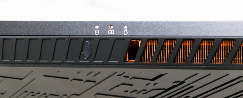 背面はキックスタンドのみを配置。上側の半分は給気口として機能するようだ。また、本体上部にはアクセスランプなどのLEDを配置している