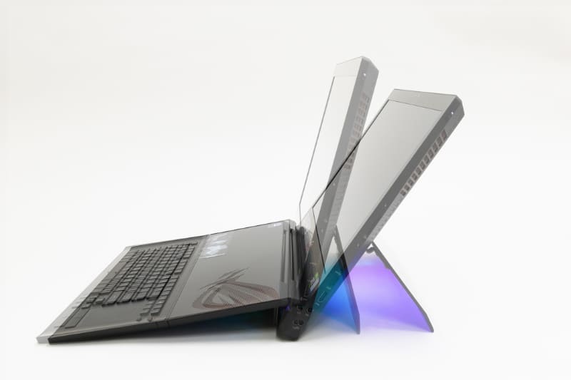 キックスタンドの開き方を調整し、見やすい角度で設置できる。少々小突いても角度が変わってしまうヤワな設計ではない