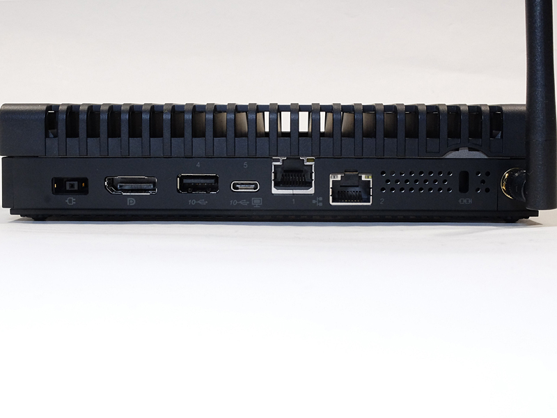 背面には電源端子、Display Port、USB 3.1、USB 3.1 Type-C、1000BASE-T×2、無線LAN用アンテナ接続端子を装備