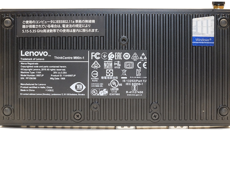 底面部。ネジを外して開けるとSIMスロットなどにアクセスできる