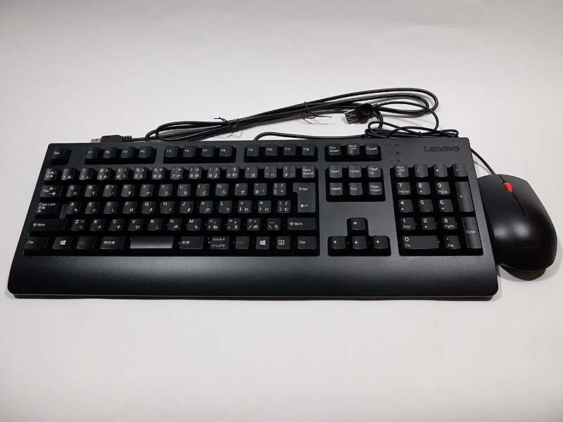USB接続のキーボードとマウスが付属する