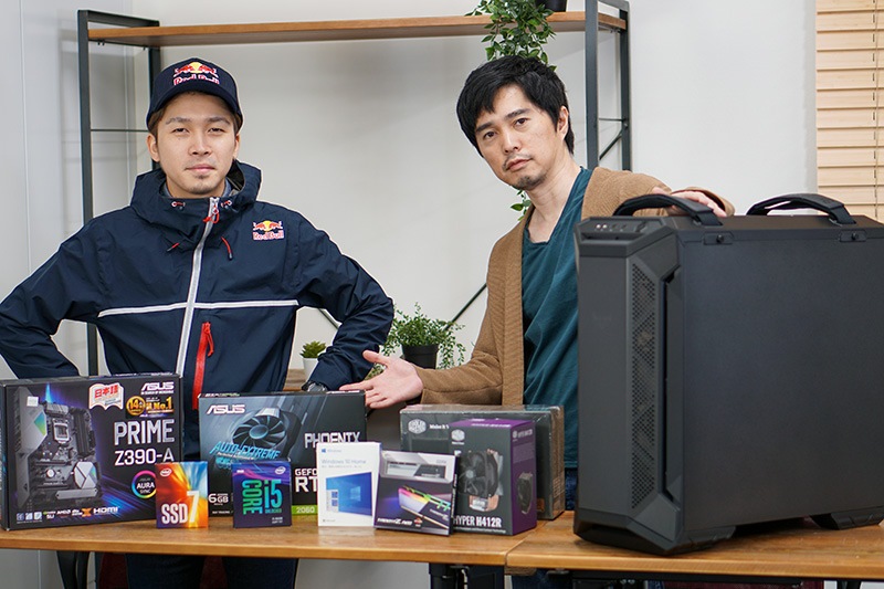 プロゲーマーのガチくんとパソコン工房 秋葉原 BUY MORE店で買ってきたパーツ。右は、各パーツや組み立て方を教えるPC Watch編集長の若杉