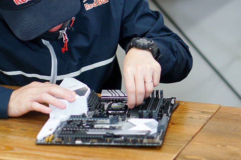 レバーの先端を横にずらしつつ、上に引き上げる