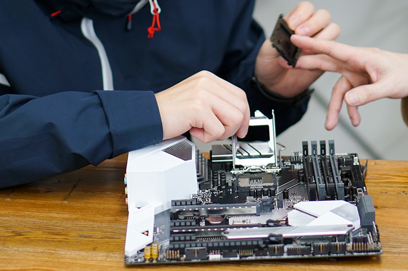 プラスチックの黒いカバーはただの保護用なので取り外す