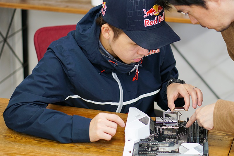 CPUの印とマザーボードのCPUソケットに記載された▲印の位置が同じになるよう、CPUの取りつけ方向を確認