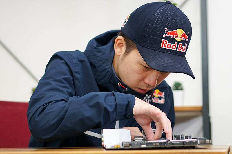 CPUを水平に保ちながら、ソケットの上に載せる