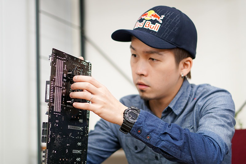 CPUクーラー取りつけ用のバックプレートをマザーボードの背面に取りつける