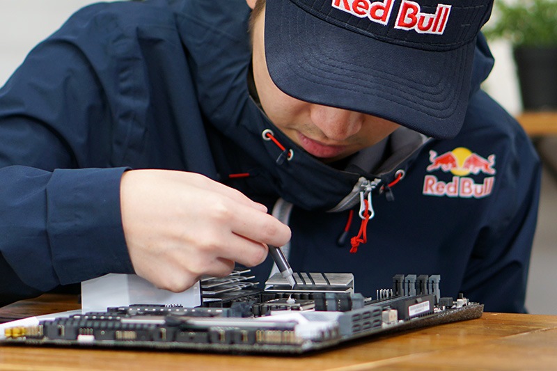 押し出して、米粒～小豆大くらいをCPU表面につける