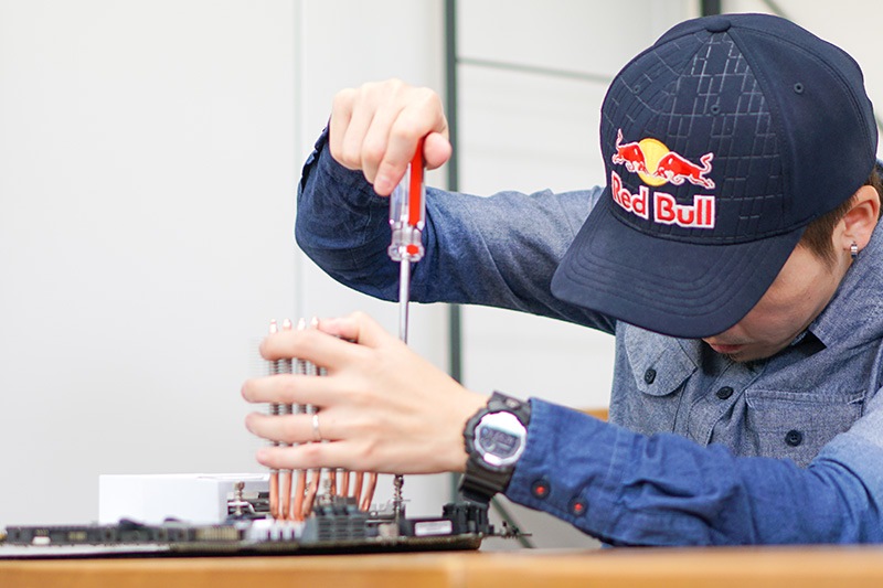 CPUクーラーの4つのネジをドライバーで固定する