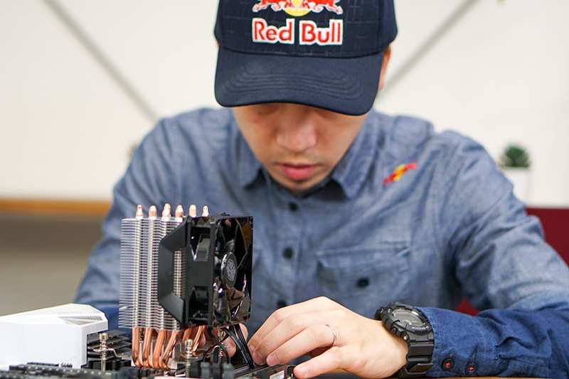 CPUクーラーの電源コネクタをマザーボードに取りつける。電源コネクタの位置はマザーボードによりまちまちなので、マニュアルを参照しよう