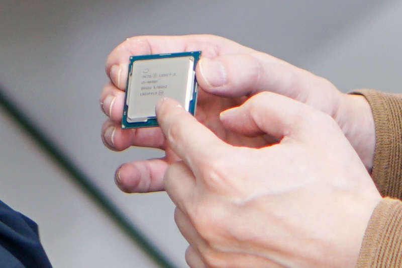 CPUの角の1箇所(ここでは左下)に黄色い▲のマークがあるのをチェック