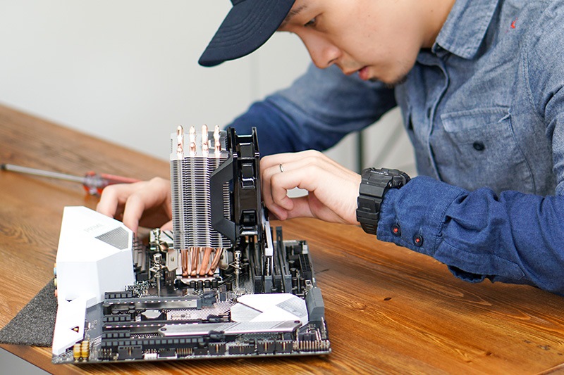 メモリソケットにメモリを取りつける。メモリには左右非対象の切り欠きがあるので、嵌まる方向にしか嵌まらない。ソケットの奥まで差し込みきると、ソケットのほうにあるツメがメモリに引っかかりロックがかかる