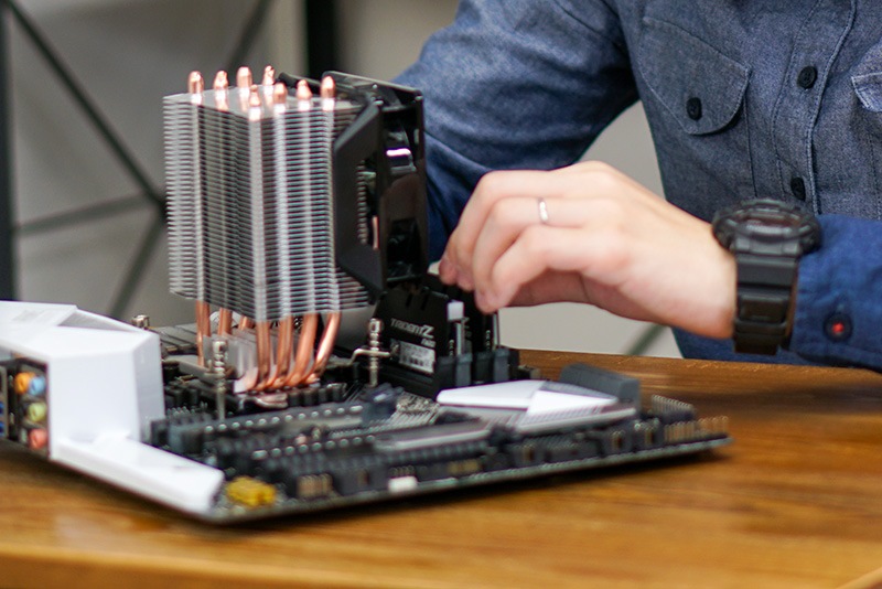 今回はメモリを2本買ったので、2本目を取りつける。メモリソケットは2本ずつセットになっている。PRIME Z390-Aの場合は、黒っぽいソケットが1つのペアで、青っぽいのがもう1つのペア。2本取りつける場合は、きちんとセットのソケットに取りつけないと、性能が出きらない