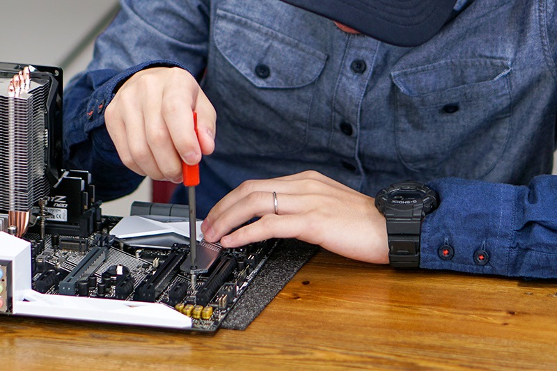 PRIME Z390-Aでは、M.2ソケットに放熱用のカバーが取りつけられているので、まずこれを取り外す