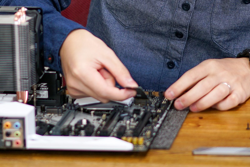 M.2 SSDは、ソケットに対して斜めの角度から差し込む