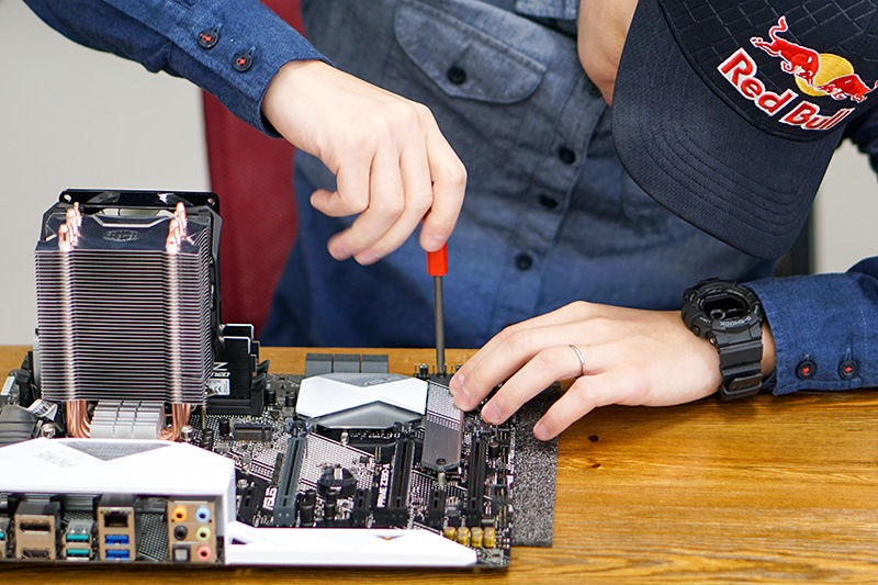 放熱カバーを元に戻す