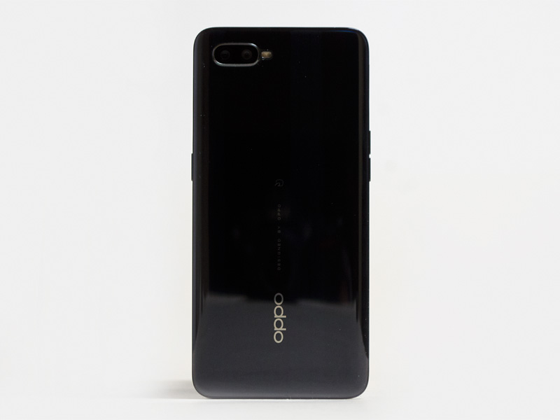 少しわかりにくいがほぼ中央にFeliCaマーク。カメラは内側が測距用200万画素