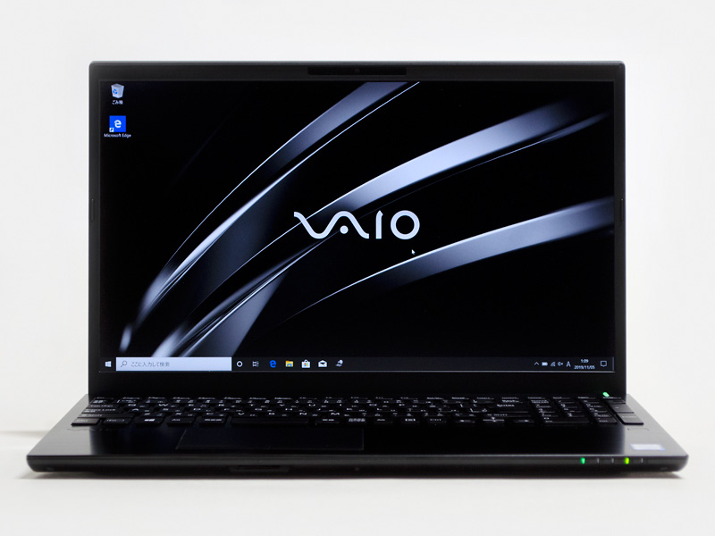 パネル中央上にWebカメラ。正面側面右側にステータスLED