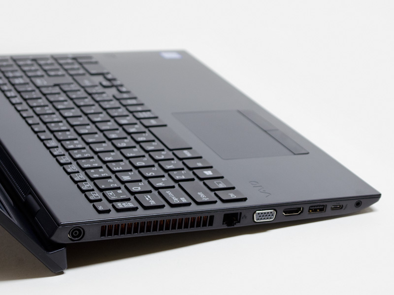 左側面には、電源入力、Ethernet、ミニD-Sub15ピン、HDMI、USB 3.0、Thunderbolt 3、音声入出力