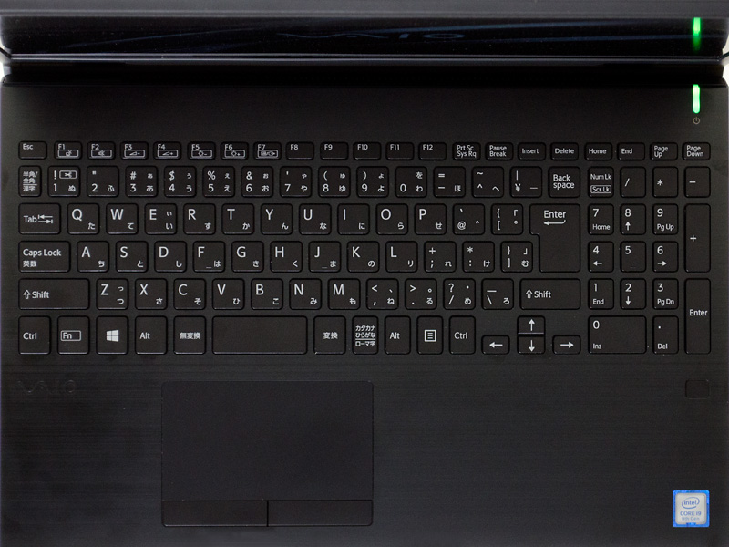 キーボードはテンキー付きのアイソレーションタイプ。タッチパッドは2ボタン式。パームレスト右上に指紋センサー