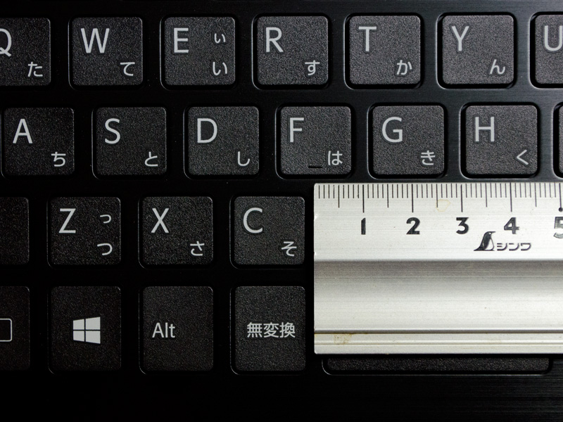 キーピッチは実測で約19mm。手前やテンキーのピッチはせまくなっているが主要キーは均一