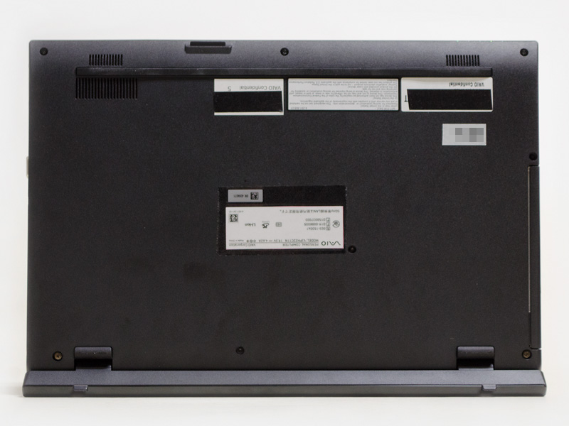 底面のゴム足は手前が1本バーだが、後ろは閉じた時用に左右2つと、パネルを開いている時用にパネルの左右下にもある。手前左右のスリットにスピーカー。中央少し左寄りにSDカードスロット