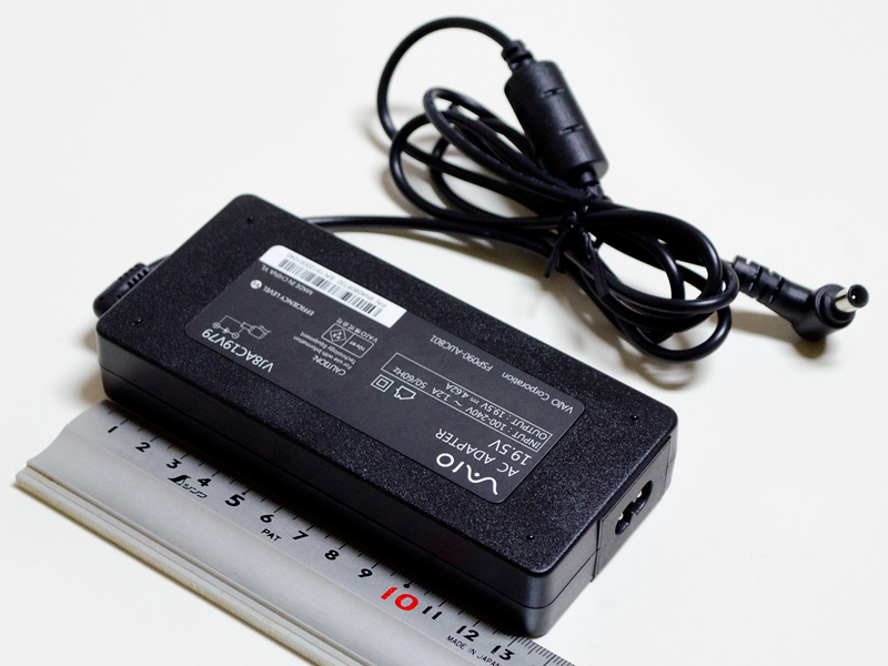 ACアダプタのサイズは約138×64×25mm、重量320g、出力19.5V/4.62A