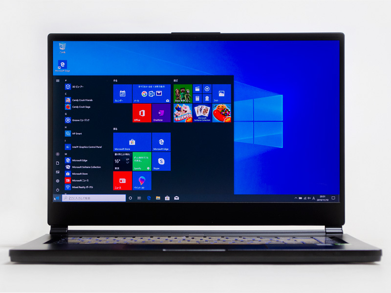 前面。狭額縁で非光沢、色域AdobeRGB 100%のパネル。中央上にWebカメラ
