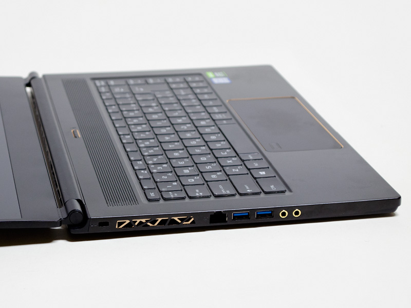 左はロックポート、Ethernet、USB 3.0×2、音声入出力
