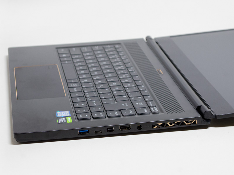 右は電源入力、HDMI、Mini DisplayPort、Thunderbolt 3(Type-C)、USB 3.1