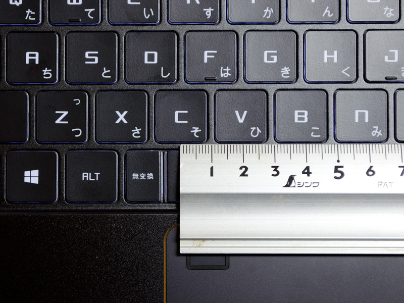 キーピッチは実測で約19mm。[ろ][\]など一部ピッチが狭い