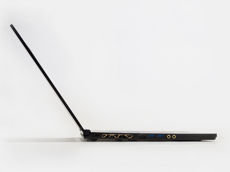 横から。厚み17.9mmと、このクラスの割に薄い