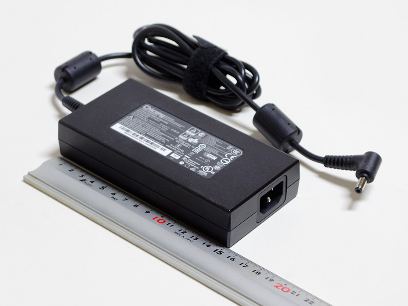 付属のACアダプタは、サイズ約150×72×30mm(同)、重量729g、出力19.5V/11.8A