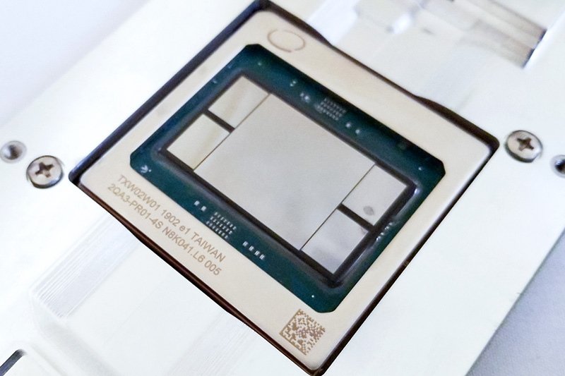 Intelが発表したNervana NNPの開発用テストチップ「Nervana NNP-L1000」