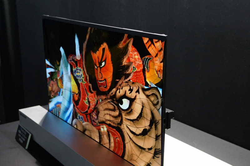 フレキシブル30型4K有機ELディスプレイの試作機