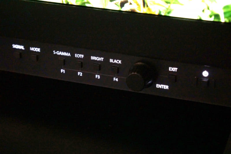 写真が暗くてわかりにくいが、ダイヤルが実装され、操作性が向上。非常に便利なため、FlexScanシリーズなどにもこういったインターフェイスがほしいところ