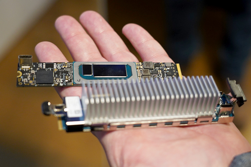 Intelが公開したNNP-I1000のM.2モジュール、手前はヒートシンク付き