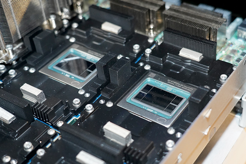 モジュール型のNNP-T1000を搭載したサーバー、1シャーシに8つのNNP-T1000を搭載できる