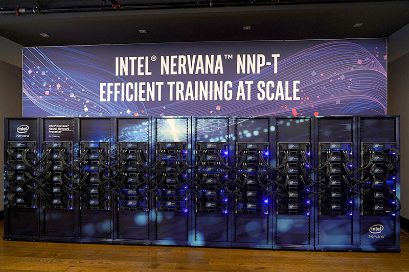 1つのシャシーがNNP-T1000を8つ搭載し、1つのラックでシャシーを6つ搭載し、10個のラックが用意されている深層学習専用のスーパーコンピューター、480個のNNP-T1000が搭載されている