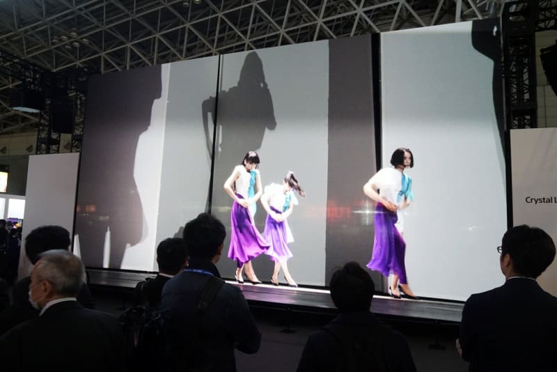 映像が綺麗すぎて視野角も広いので、離れてみると実際に人がいるみたいに見えることも