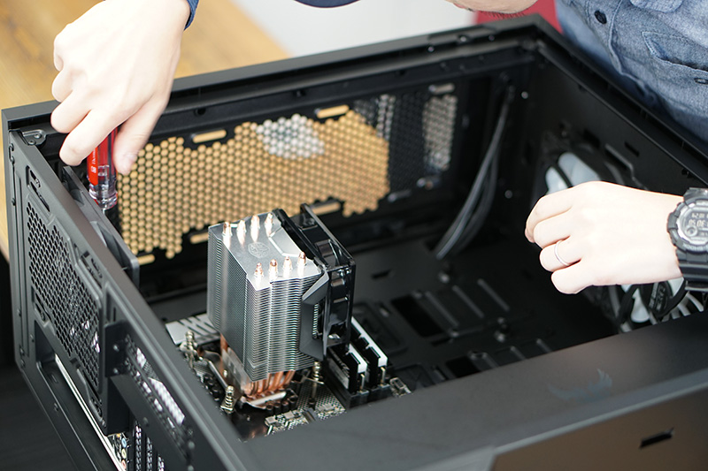 すべてのネジを止める。使うのはインチネジの方だ