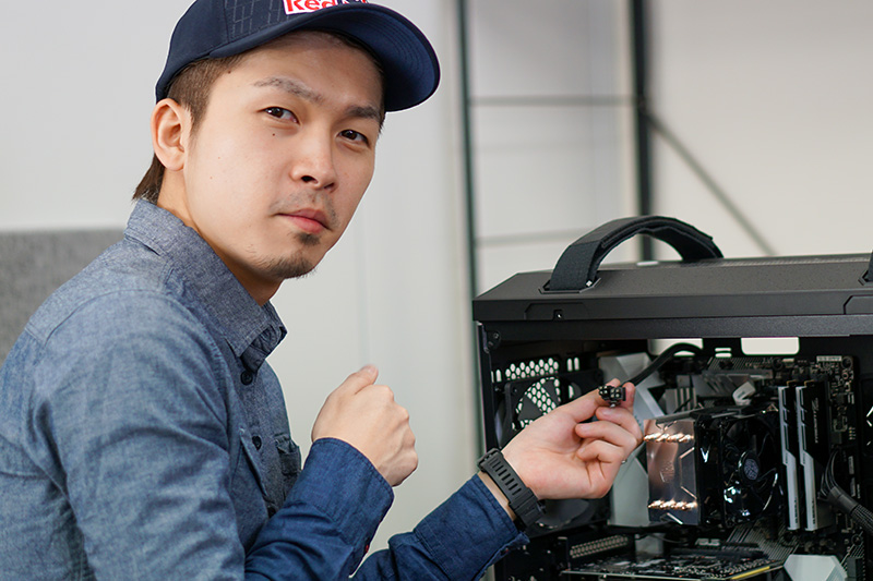 ATX12V(CPU用)電源コネクタを接続。4ピンが二股に分かれているが、まとめて1カ所に挿す