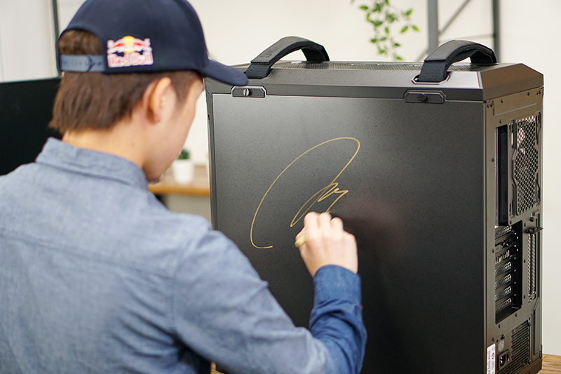 記念として側板にサインを入れてもらった